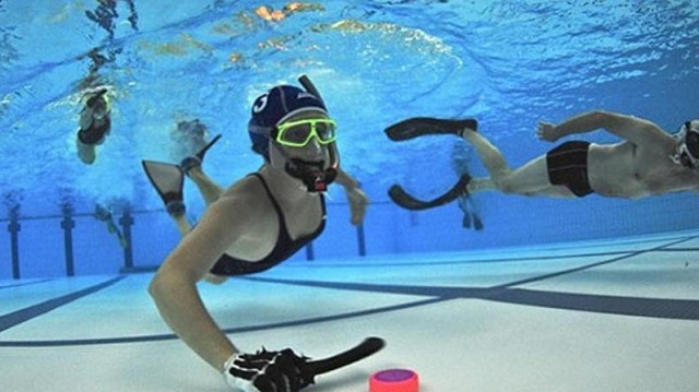 El hockey subacuático es un juego en el que los jugadores impulsan un pequeño disco a través del agua utilizando un diminuto palo de hockey