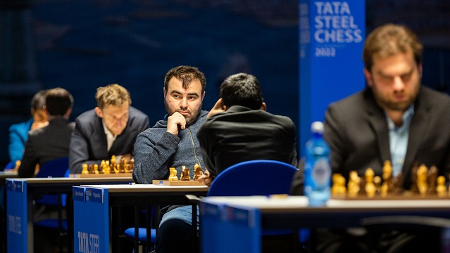El azerí Shakhriyar Mamedyarov superó al jovencito de 16 años, Praggnanandhaa y se unió a Magnus Carlsen en la cima del torneo Tata Steel