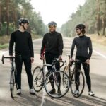 El casco, un aditamento imprescindible al montar bicicletas y patinetes eléctricos