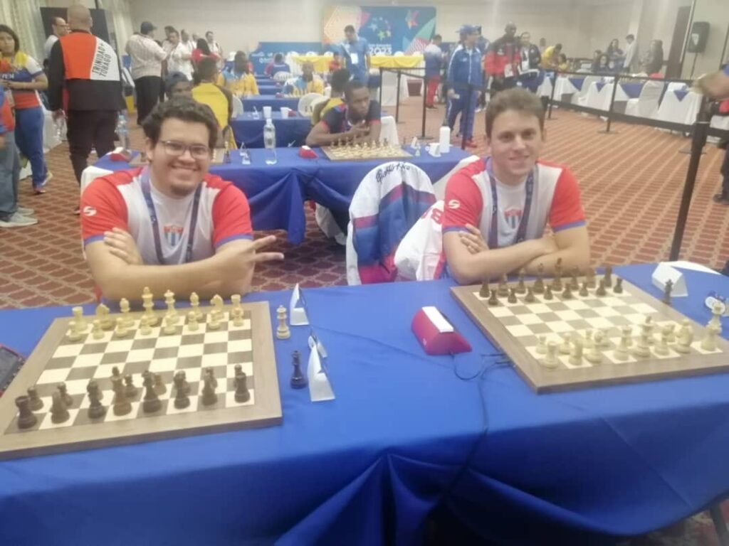 Los Grandes Maestros Luis Ernesto Quesada y Carlos Daniel Albornoz. Foto tomada del perfil en Facebook del AI Osmani Pedraza