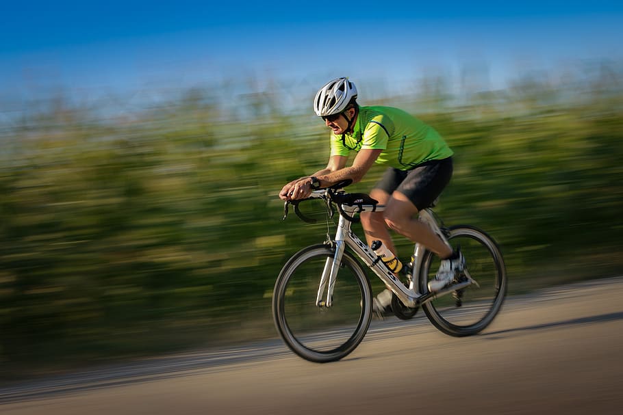 El ciclismo, además de ser una forma divertida de ejercitarse, ofrece amplios beneficios para la salud física y mental.