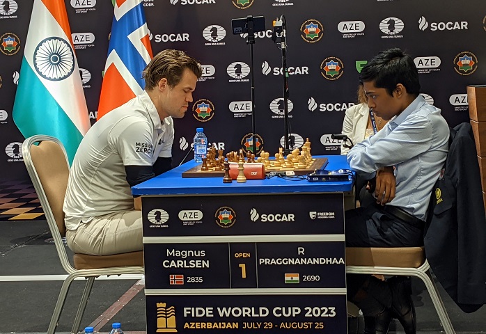 Carlsen vs. Pragg, en la final de la Copa Mundial de ajedrez. 📷 Stev Bonhage / FIDE