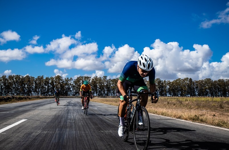 La experiencia completa del ciclismo se perfecciona mediante un equipamiento profesional diseñado para ofrecer comodidad, seguridad y rendimiento óptimo