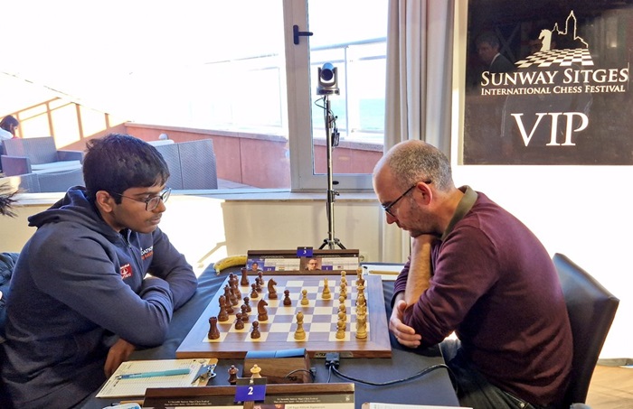 Leinier entabló ante Anand en la quinta ronda en Sitges. Foto tomada de la cuenta en X del torneo