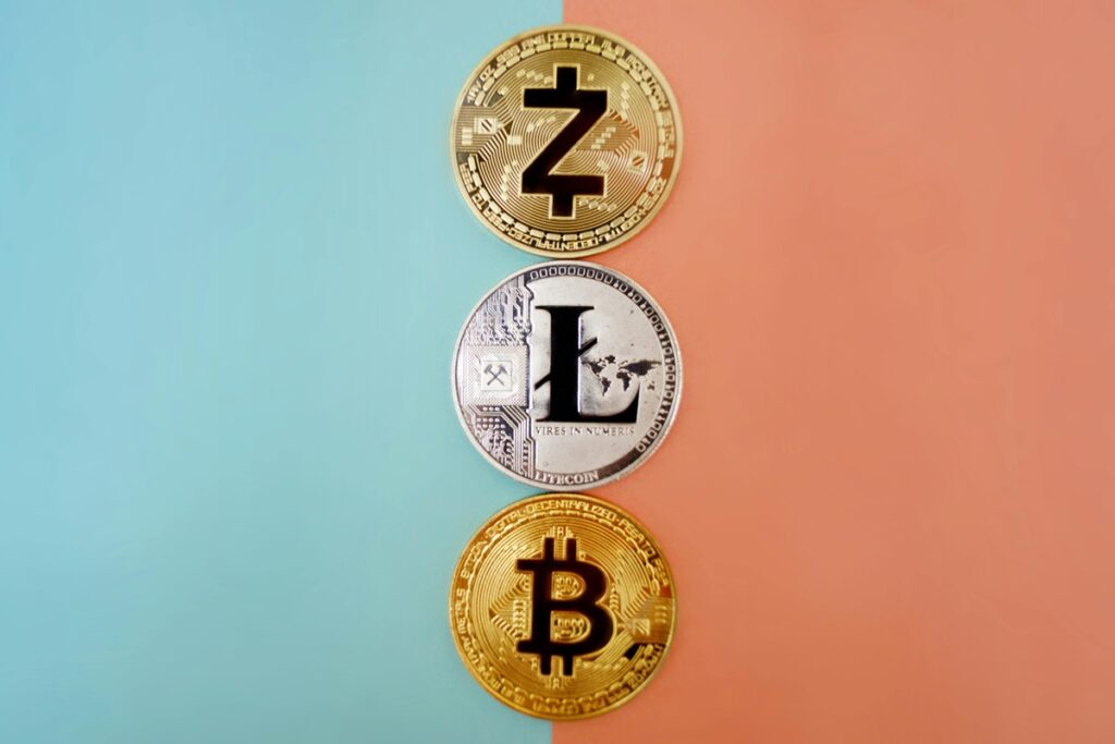 En los últimos años, las criptomonedas han comenzado a ocupar un lugar importante en la industria deportiva, con acuerdos de patrocinio, pagos en activos digitales y fan tokens.