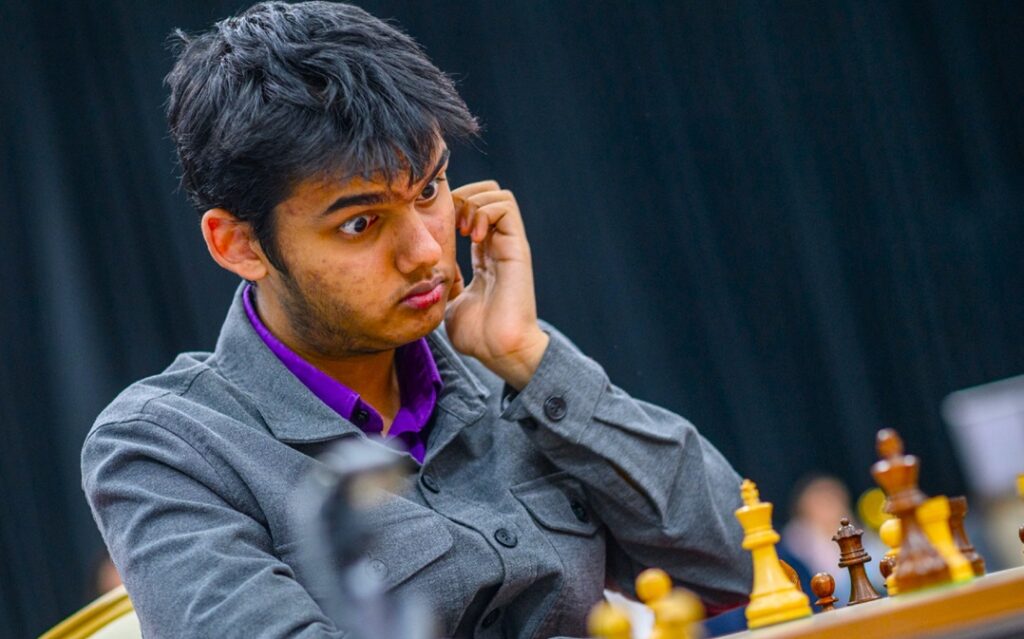 Con apenas 16 años, el estadounidense de origen indio Abhimanyu Mishra derrotó al campeón mundial Dommaraju Gukesh. De esta manera se convirtió en el jugador más joven en lograr semejante hazaña en una partida clásica