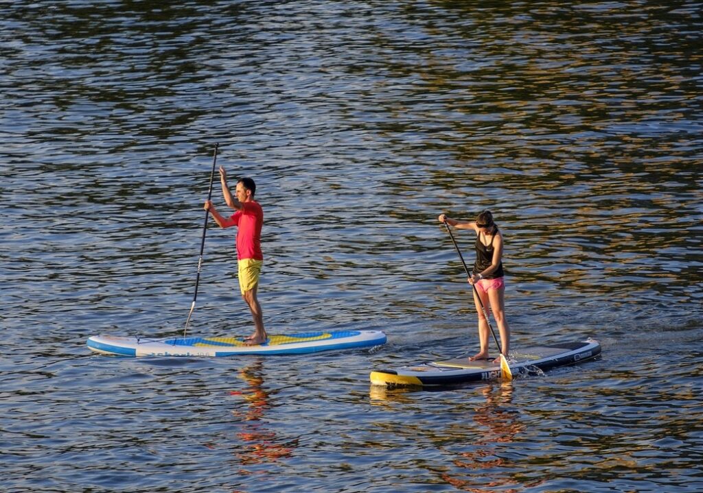 Miles de personas encuentran en el stand up paddle —también conocido como paddle surf o SUP— una forma distinta de ejercitarse