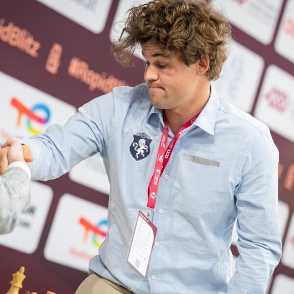 Artemiev y Niemann comparten la cima tras segunda jornada del Mundial de ajedrez rápido en Doha