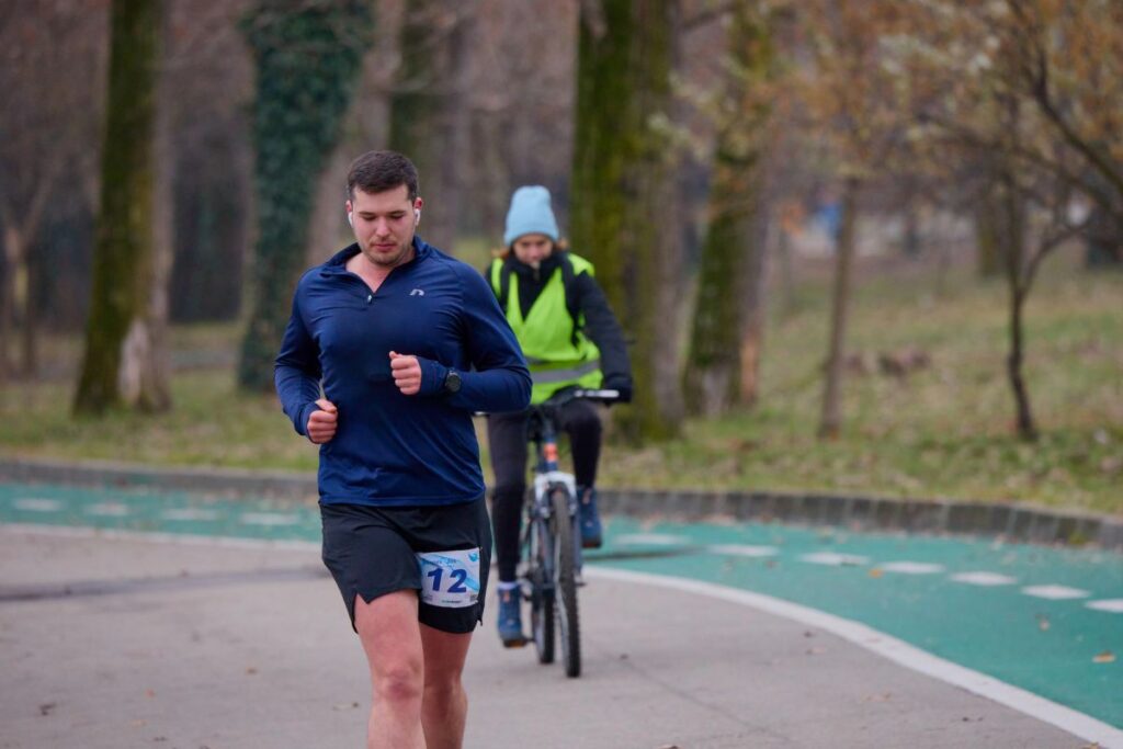 Descubre cómo planificar una temporada combinando ciclismo y running con una guía experta sobre ritmos, recuperación, equipamiento y estructura semanal