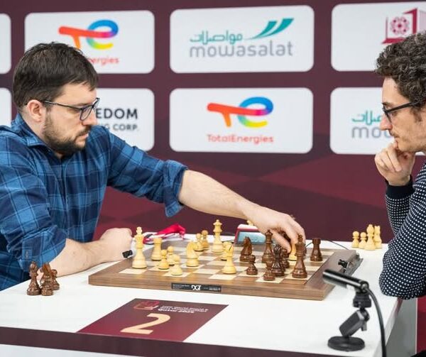 Magnus Carlsen golpea una mesa…y no está en Top 10 del Mundial blitz en Doha