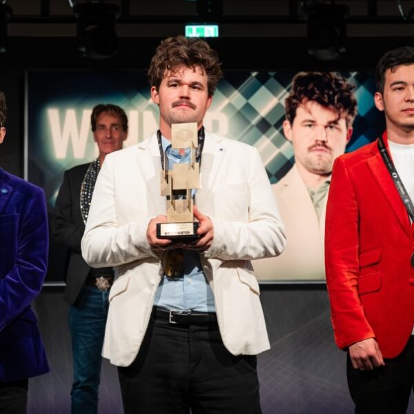 Magnus «El del Bigote» Carlsen ahora también es campeón mundial de la FIDE en Freestyle