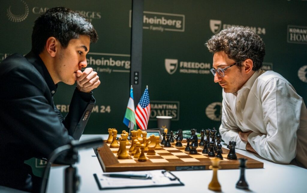 Javokhir Sindarov derrotó a Fabiano Caruana y se marchó al primer día de descanso del Torneo de Candidatos como líder solitario con 3.5 puntos de 4 posibles.