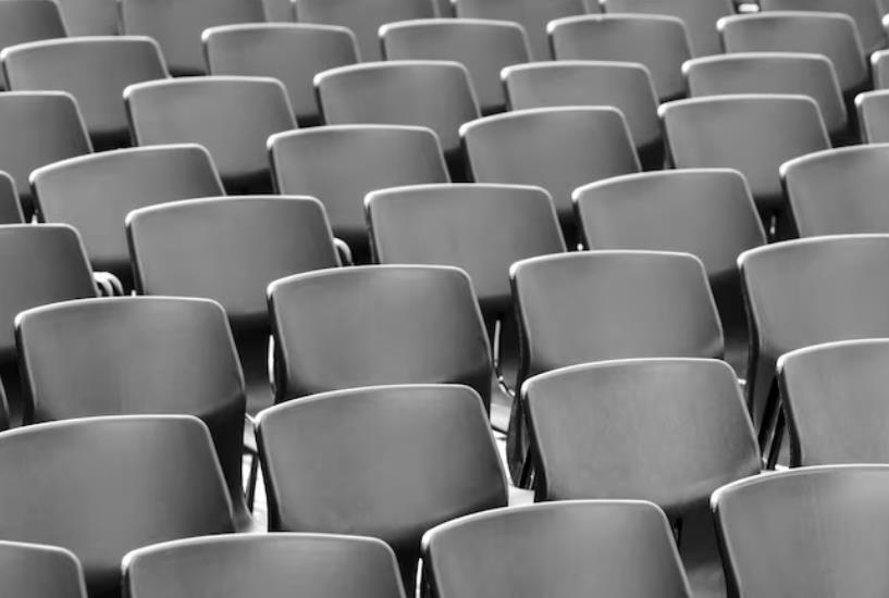 La elección de los asientos condiciona buena parte del funcionamiento de un auditorio. No se trata únicamente de completar una sala con filas ordenadas, sino de coordinar comodidad, visibilidad, circulación y resistencia ante un uso continuado
