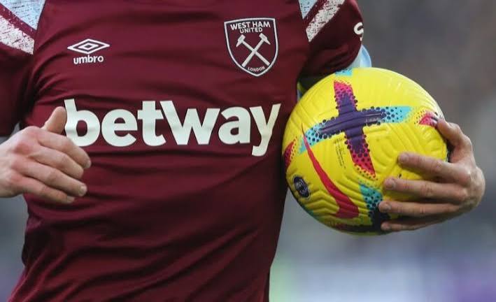 La Premier League eliminó las casas de apuestas del frontal de las camisetas y el impacto económico fue menor de lo esperado. Analizamos qué significa para el fútbol y si otras ligas podrían seguir el mismo camino