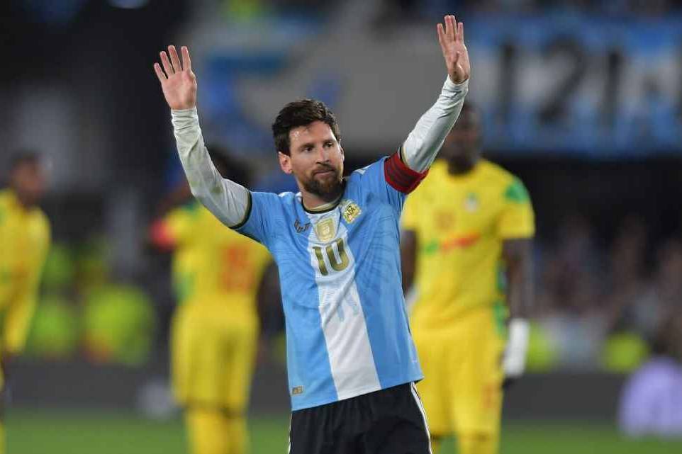 Messi se despide de Argentina entre homenajes, mientras Cristiano Ronaldo lanza un ultimátum a Portugal. Dos finales muy distintos para dos leyendas del fútbol